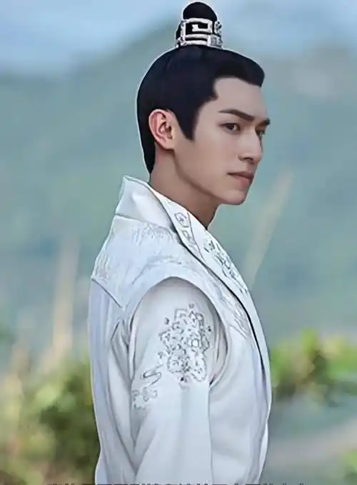 这是很久以来古装剧里没有的一个完整成长的人物,完整饱满,优点和缺点