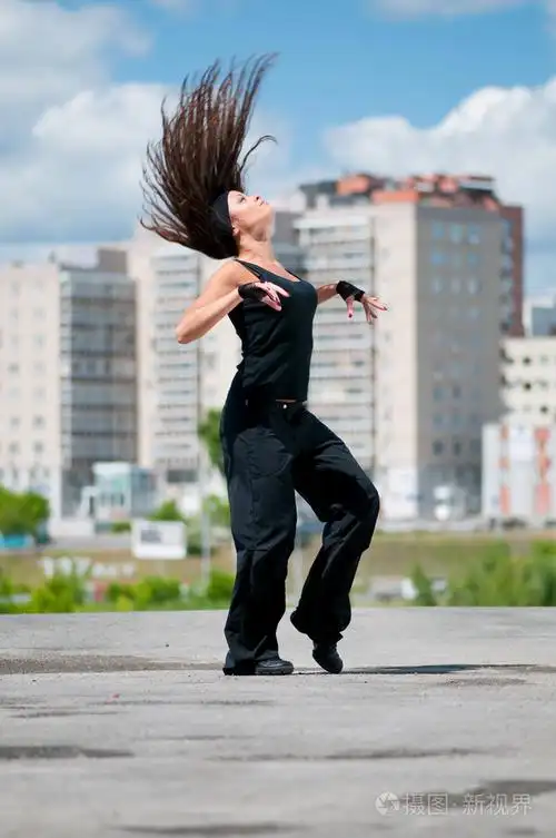 在城市景观跳街舞的漂亮女孩