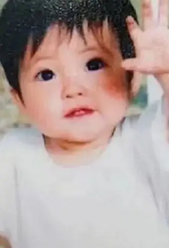 原创张予曦"童年照"走红网络,洋娃娃真容首次公开,有无整容不言而喻