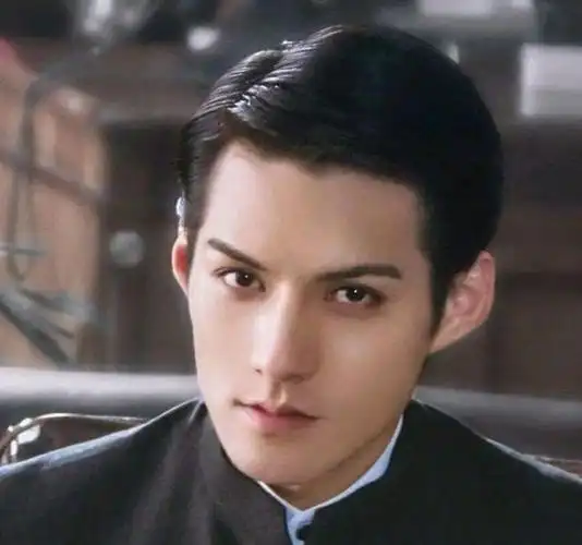前天刷抖音看到了严屹宽的古装混剪 简直是惊为天人,也太太太好看了吧