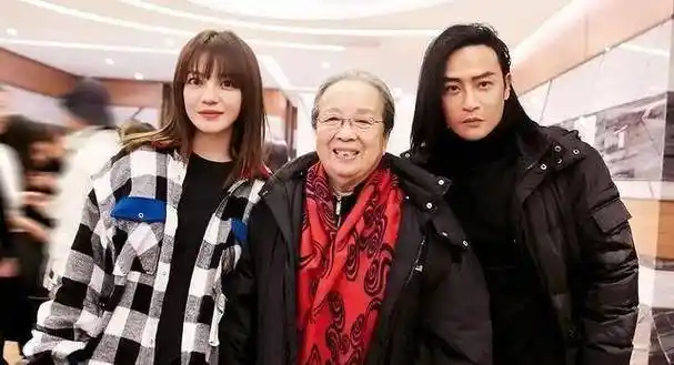 放弃歌唱成为话剧演员,61岁才成名来到北京后,李明启才发现,自己虽然