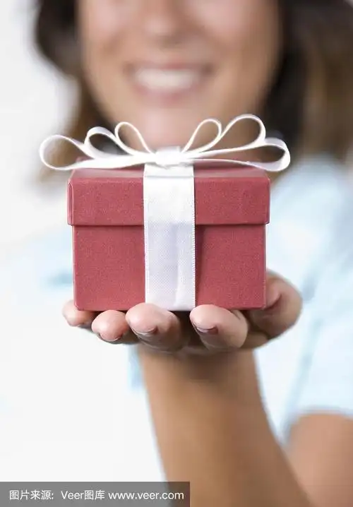 一个女孩手里拿着礼物的照片