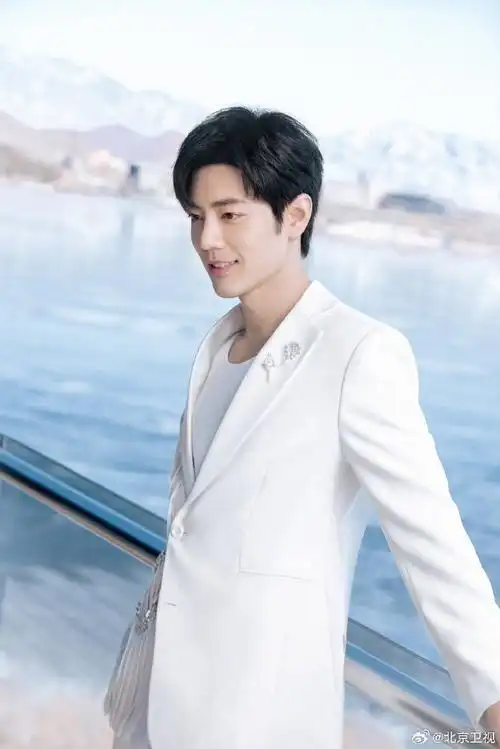 肖战白色西装宛如漫画王子##2024网络视听盛典