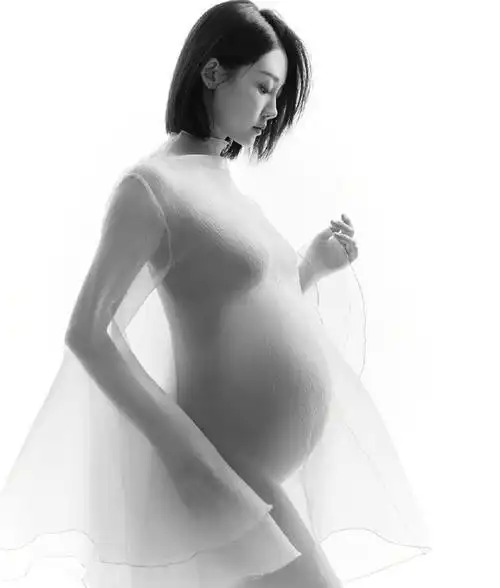 "照片中,苗苗挺着孕肚,四肢纤细状态超好,这也是郑恺宣布结婚及产女