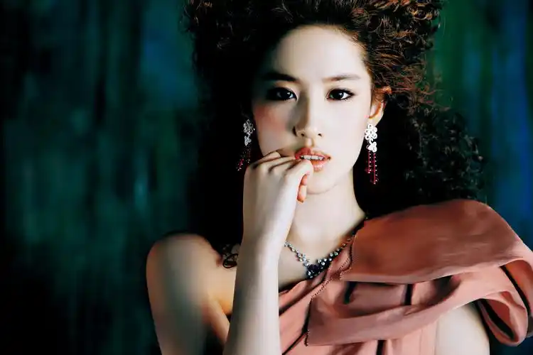 刘亦菲 《芭莎珠宝》