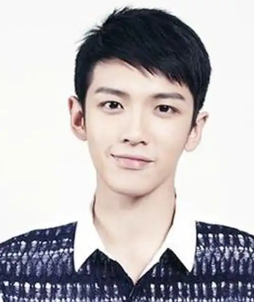 三七分斜刘海短发是一款很适合长脸男生的短发发型,这个发型能够很好