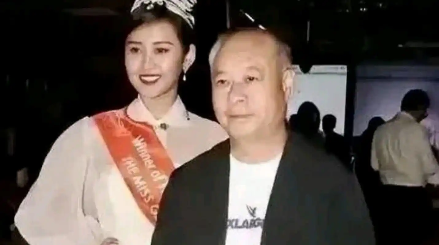 60岁李宁与62岁妻子合照,宛如两辈人,李宁满头白发像爷爷,妻子依旧貌