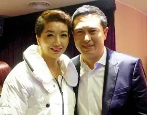 张嘉译江珊合影