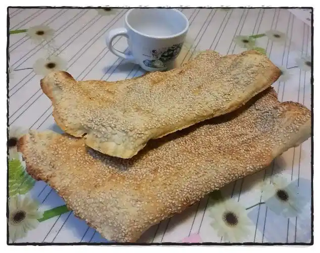 天门锅盔具有金黄色泽,外形 美观,外酥内软的特色.