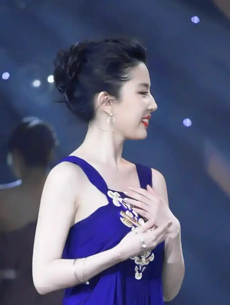 刘亦菲 #图文 #盛世美颜 有评论说:这长相在抖音也就一般 - 抖音