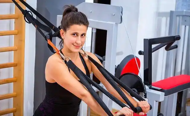 女生如何练胸这些弹力带动作可以试试让你的胸更饱满好看