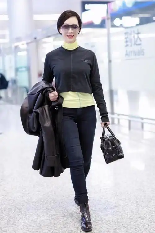 陈数生活装现身机场素颜配上黑色镜框嫩如学生