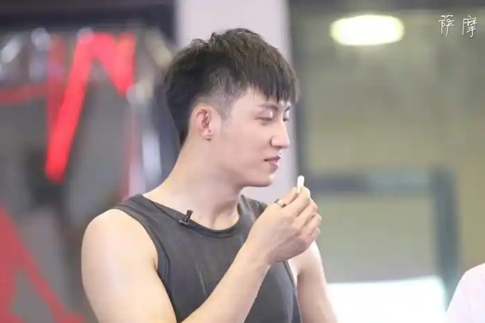 黄景瑜吃饼干的鲸鱼是小松鼠~cr. @黄景瑜的萨摩