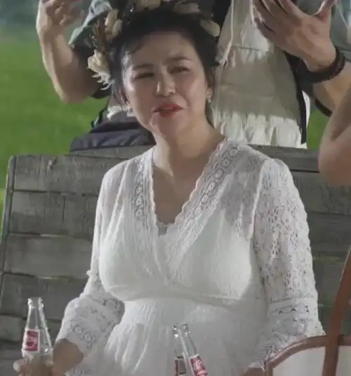 马丽挺着大肚子拍戏,沈腾在旁边悉心呵护,不愧是多年荧幕cp