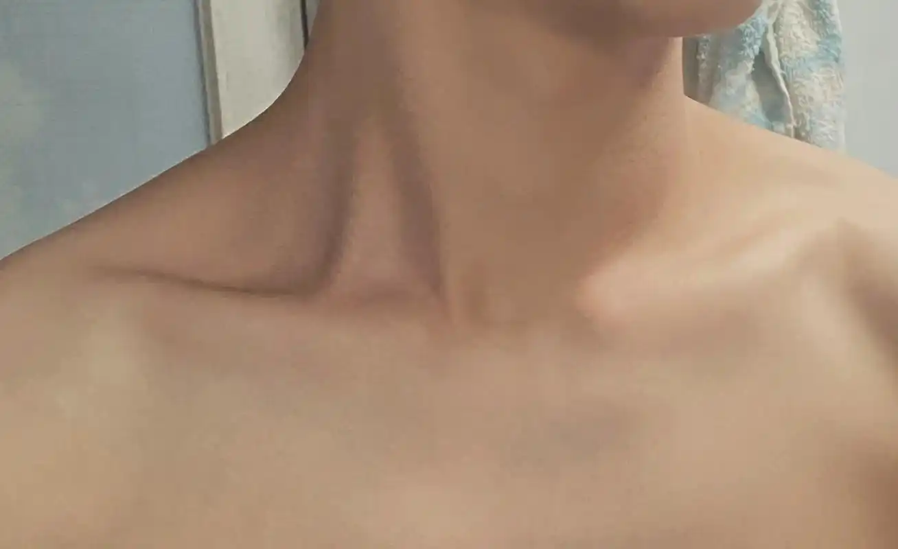 小飞棍来咯～ 选锁骨还是要腹肌.#锁骨 #禁欲系 #腹肌#可 - 抖音