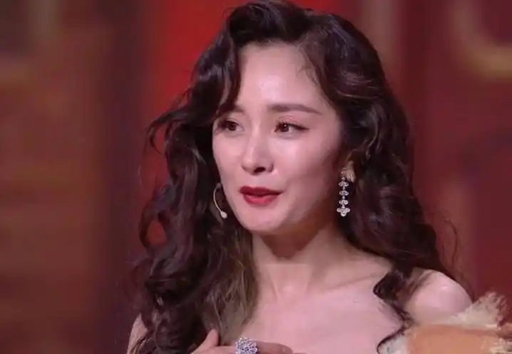 杨幂上节目生图,脸松垮还发福有双下巴,烫了卷发立马有大妈感!