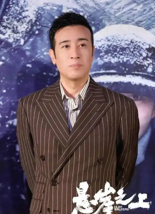 经过几个月的苦苦追求,于和伟也将18岁的宋林静追到手,更是在雪地上