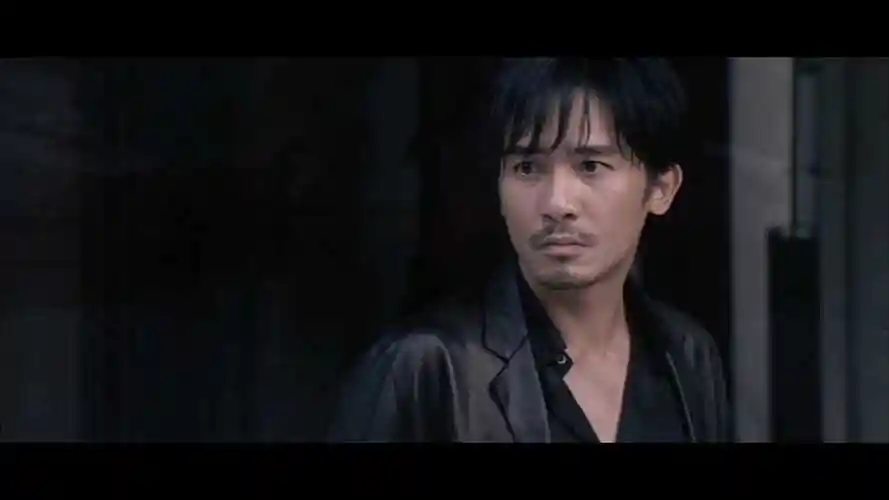 《无间道》亦父亦师亦友的黄sir被人从天台扔下,陈永仁痛苦,绝望又无