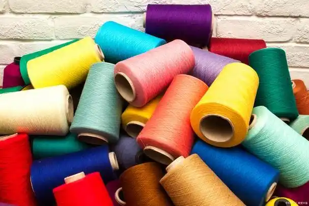 麻,丝,毛等天然纤维或化学纤维经过纺织加工制成的一种细长线状物