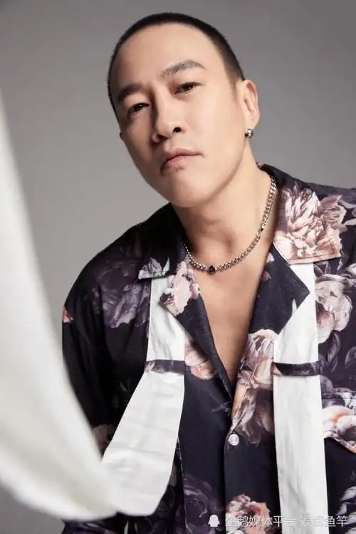 47岁型男何润东寸头大片荷尔蒙爆棚毫无大叔油腻感