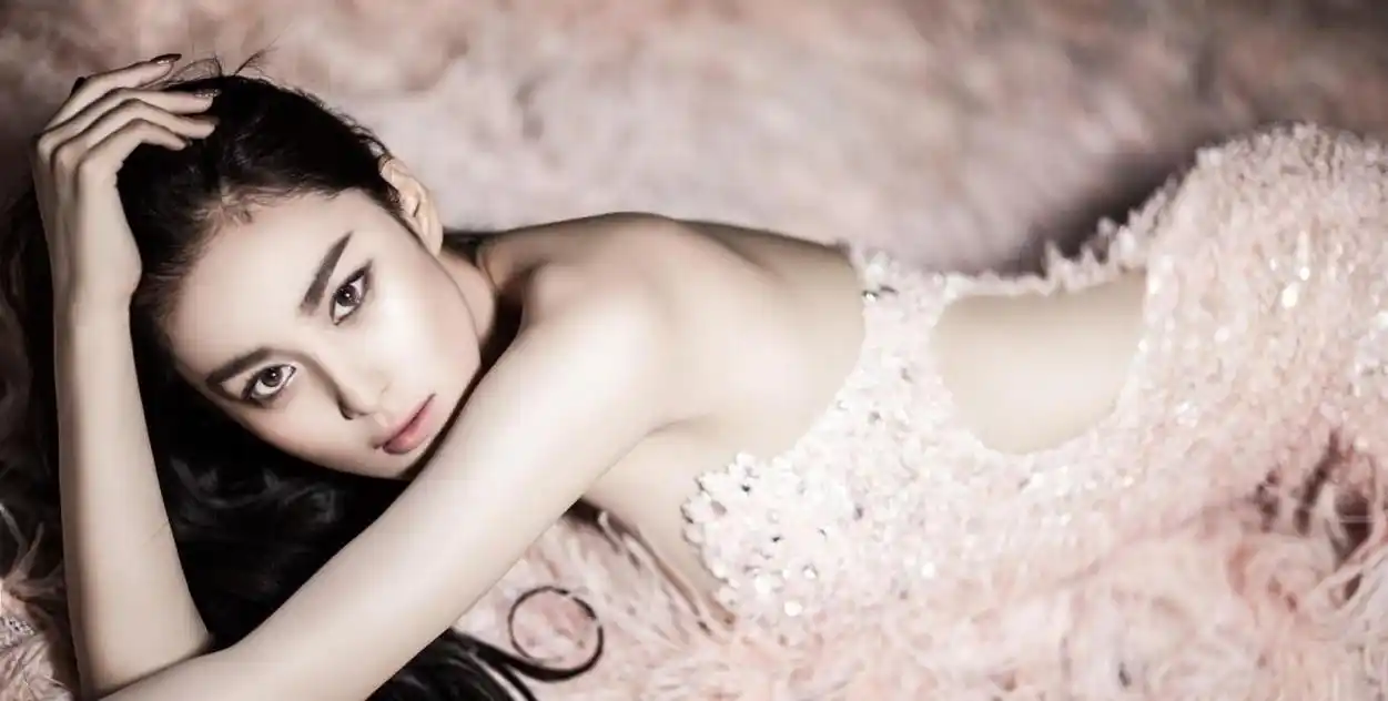 张馨予旧照争议:美的定义与网络记忆的探讨 张馨予十年前的穿着在国际