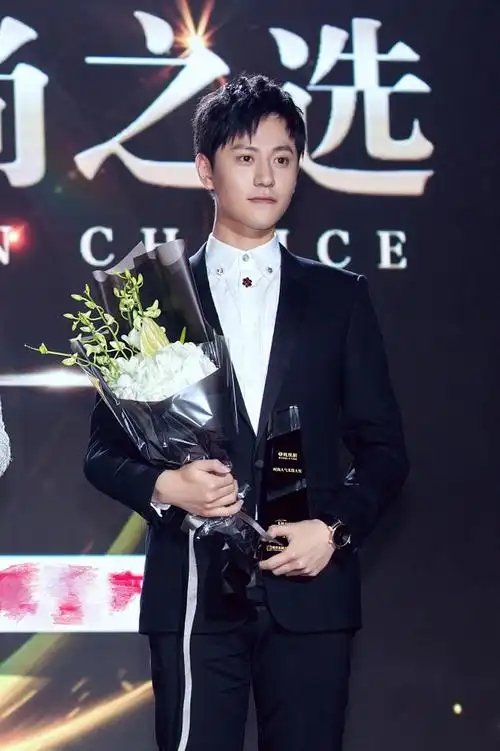 秦俊杰中文名:秦俊杰/英文名:junjie qin/星座:处女座血型:a型/身高