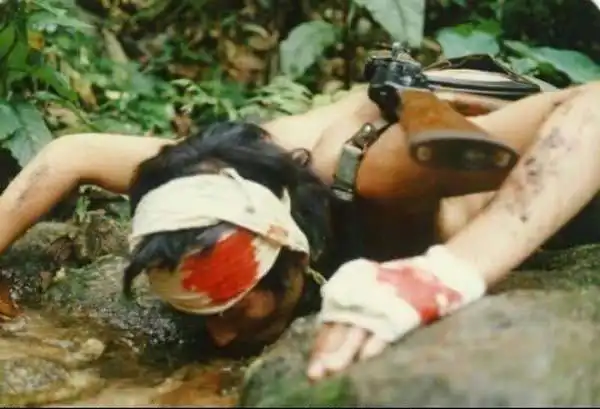 这是一张军旗插上老山峰的照片,据说扛旗的中国战士已经牺牲