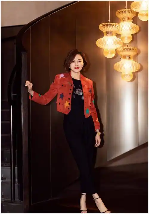 57岁关之琳真不害臊黑色礼服大秀美背裙子开叉到大腿根部