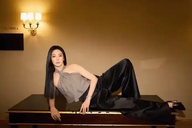 张雨绮新造型曝光,身穿露肩上衣拍摄大片,清冷感妆容吸睛.#美 - 抖音