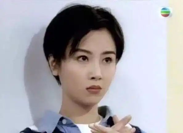 可以看到港式耳上短发的共同点是都会将头顶处理得分外蓬松.