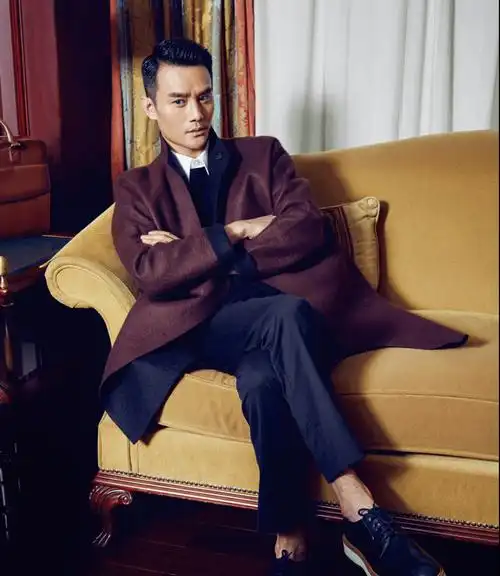 黑色是很多中年男性的选择,特别是在冬季,黑色不仅百搭,还能带来一种