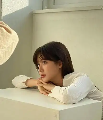 赵秀敏画报拍摄花絮照片,尽显清纯可爱美