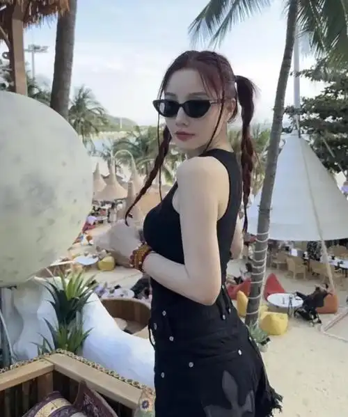 李小璐又出去吃吃喝喝玩玩了,去了很多明星扎堆的三亚