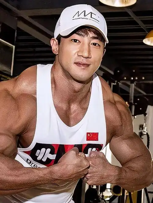 中国第一肌肉巨兽鹿晨辉:自费60万比赛,从穷小伙到健美第一人4