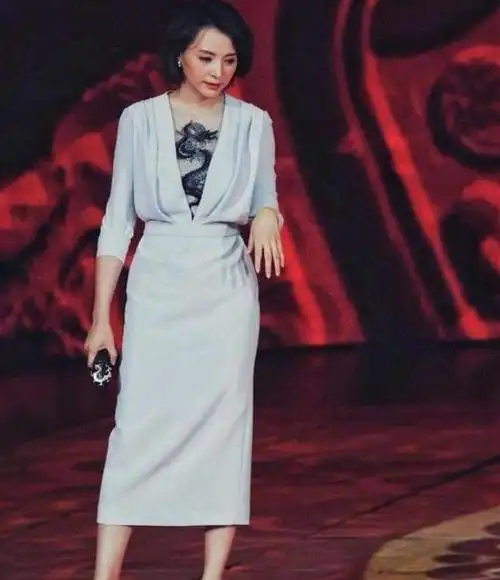 董卿这气质绝了穿深v领上衣开叉到腰不风尘反而有高雅感十足