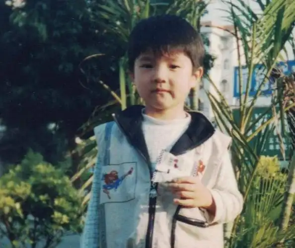 刘昊然童年旧照修复图流出,腮帮子鼓鼓的超可爱,果然从小帅到大