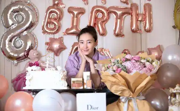 原创单身实锤35岁王丽坤素颜晒生日照手捧鲜花比花娇手上未戴戒指