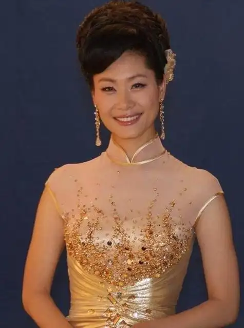 于文华二婚嫁给网恋小伙,不生孩子不后悔,全家福曝光,幸福满满