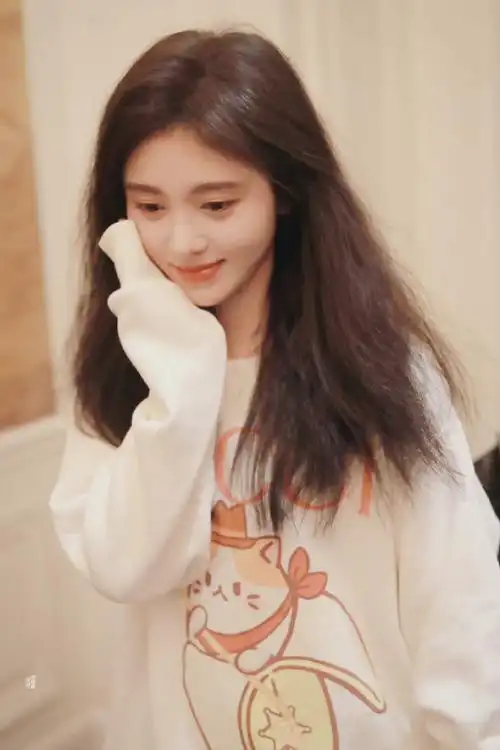 鞠婧祎的发量好多