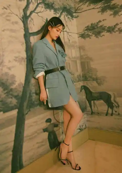 李沁秀超a御姐范儿:一身白色西装裙又飒又优雅,气质魅力不可挡_设计