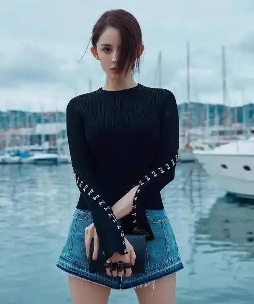 古力娜扎穿上短裤还抬高腿真是让人心跳加速乖乖女也变风格了