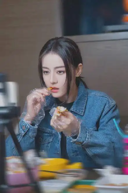 29岁迪丽热巴童心未泯手拿大号木勺晒照想跟女神一起干饭了