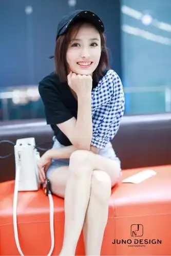 佟丽娅这条短裤厉害了, 都短到大腿根了, 网友: 腿型差点都不敢穿