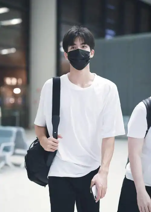 龙龙营业了宋威龙最新机场街拍眼神里满是宠溺太苏了