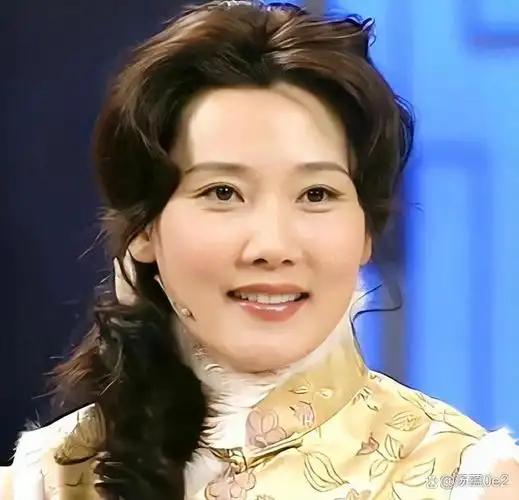 从这句话中,我们可以推断出何赛飞年轻时非常瘦,身材苗条,符合江南