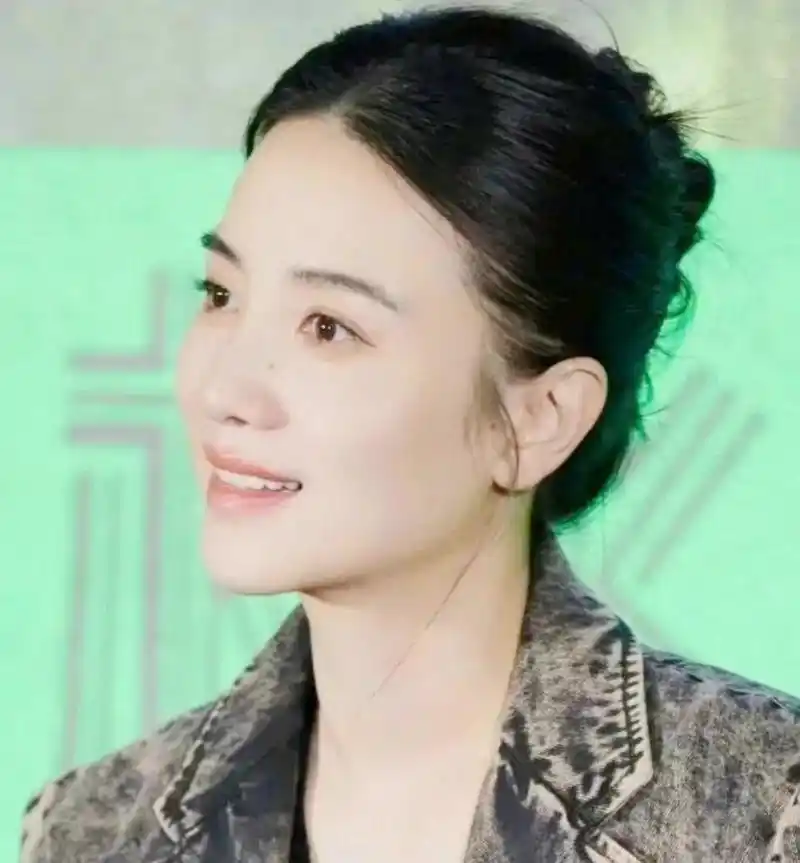 宋佳相貌英姿飒爽,五官清秀,英姿与妩媚并存,妥妥的美!