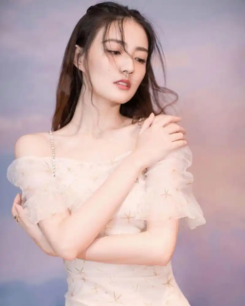 徐璐# 一袭淡黄色少女风吊带裙,婀娜多姿的身材,甜美清纯的容颜,霞珑
