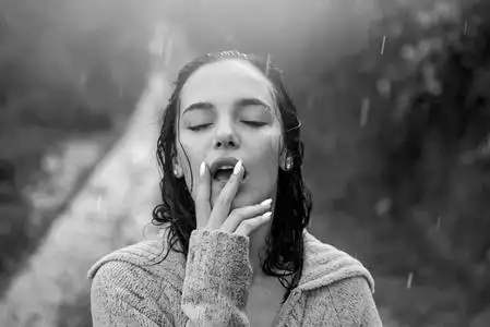 悲伤的女人不快乐和压力-家庭问题的概念.孤独概念.照片