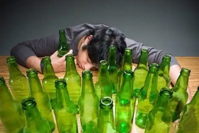 3男子就3份拍黄瓜3份花生米喝117瓶啤酒如何看