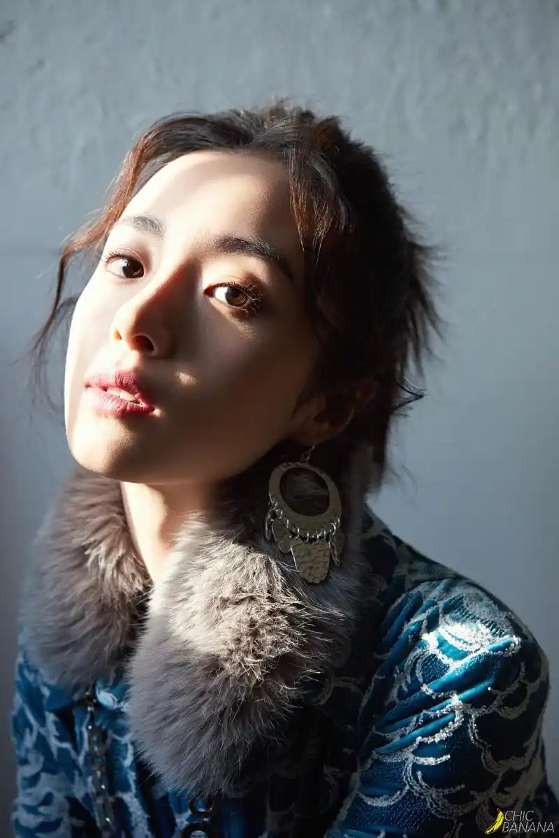 胡冰卿春日物语系列时尚街拍今日曝光,穿梭于春日的萧瑟的丛林之中,是